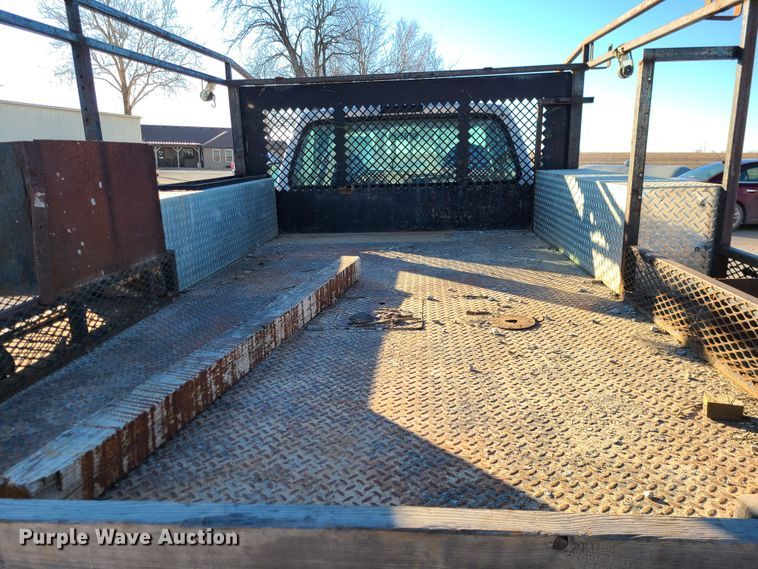 image for item JG9262 2002 Ford F550 Super Duty XL  flatbed truck