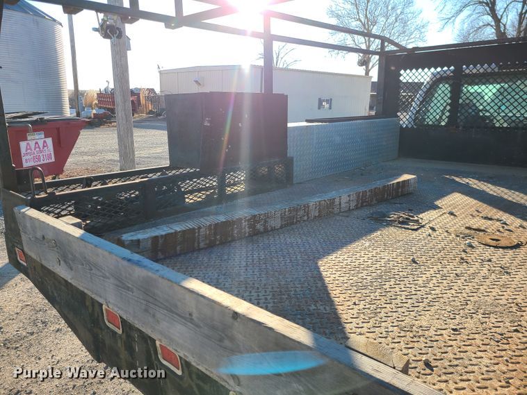 image for item JG9262 2002 Ford F550 Super Duty XL  flatbed truck