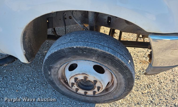 image for item JG9262 2002 Ford F550 Super Duty XL  flatbed truck