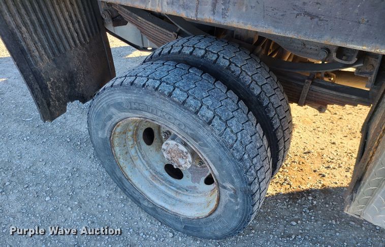 image for item JG9262 2002 Ford F550 Super Duty XL  flatbed truck