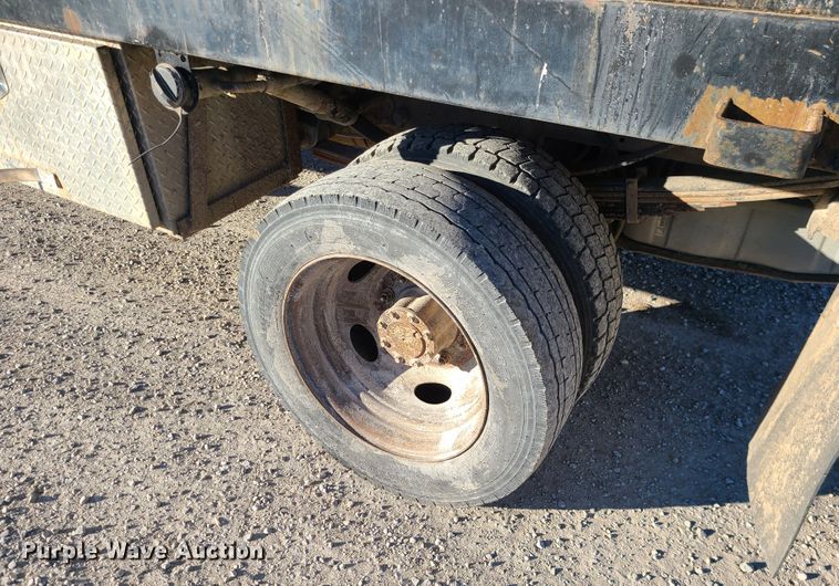 image for item JG9262 2002 Ford F550 Super Duty XL  flatbed truck