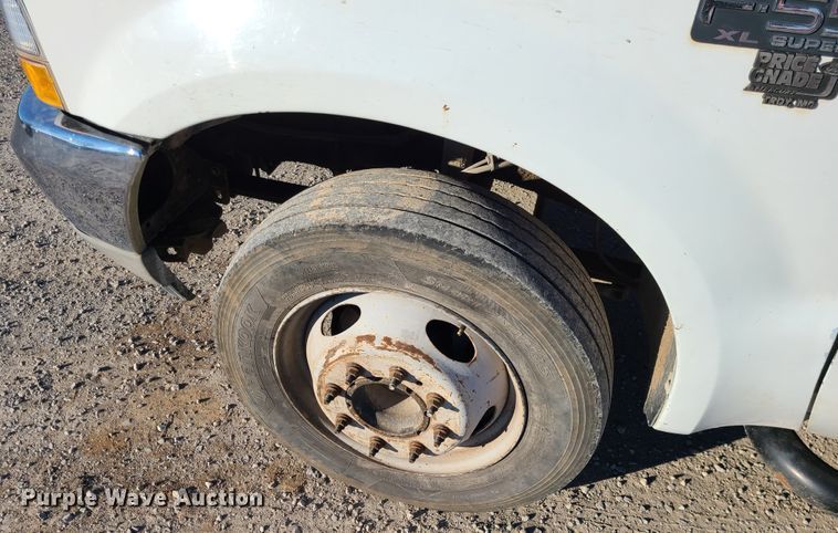 image for item JG9262 2002 Ford F550 Super Duty XL  flatbed truck