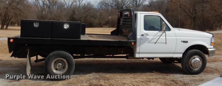 image for item JJ9307 1993 Ford F450 Super Duty  flatbed truck