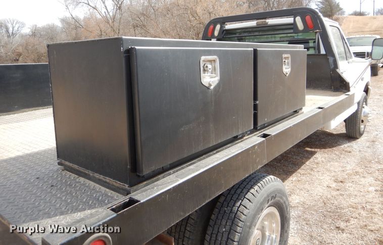 image for item JJ9307 1993 Ford F450 Super Duty  flatbed truck