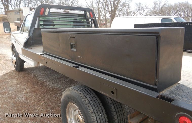 image for item JJ9307 1993 Ford F450 Super Duty  flatbed truck