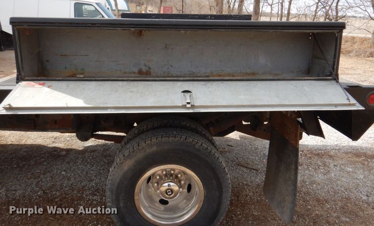 image for item JJ9307 1993 Ford F450 Super Duty  flatbed truck