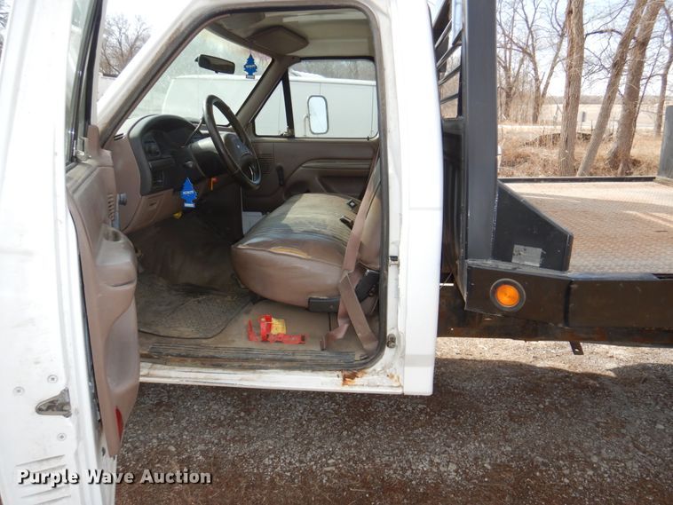 image for item JJ9307 1993 Ford F450 Super Duty  flatbed truck