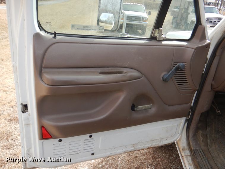 image for item JJ9307 1993 Ford F450 Super Duty  flatbed truck