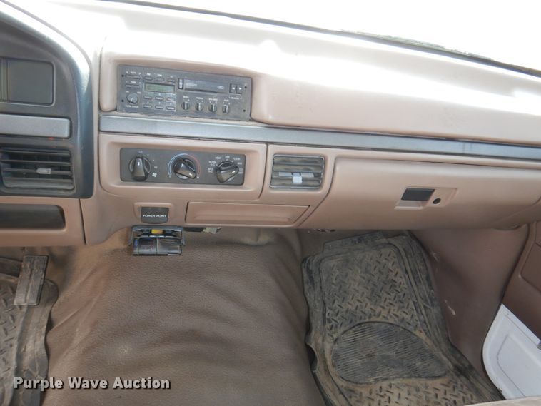 image for item JJ9307 1993 Ford F450 Super Duty  flatbed truck