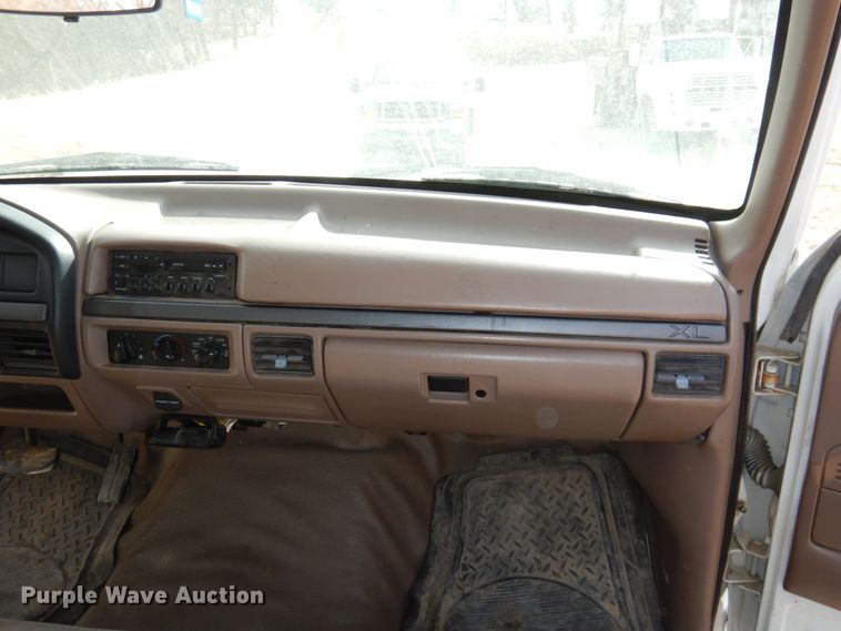 image for item JJ9307 1993 Ford F450 Super Duty  flatbed truck