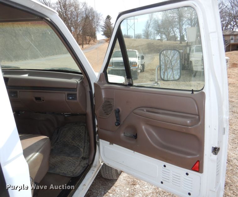 image for item JJ9307 1993 Ford F450 Super Duty  flatbed truck