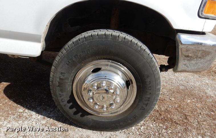 image for item JJ9307 1993 Ford F450 Super Duty  flatbed truck