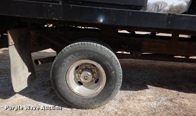 image for item JJ9307 1993 Ford F450 Super Duty  flatbed truck