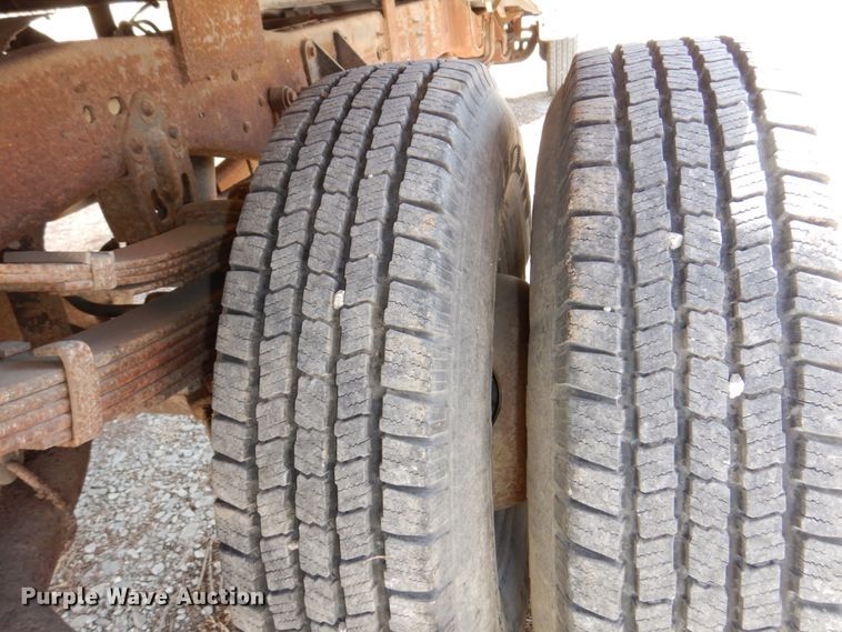 image for item JJ9307 1993 Ford F450 Super Duty  flatbed truck