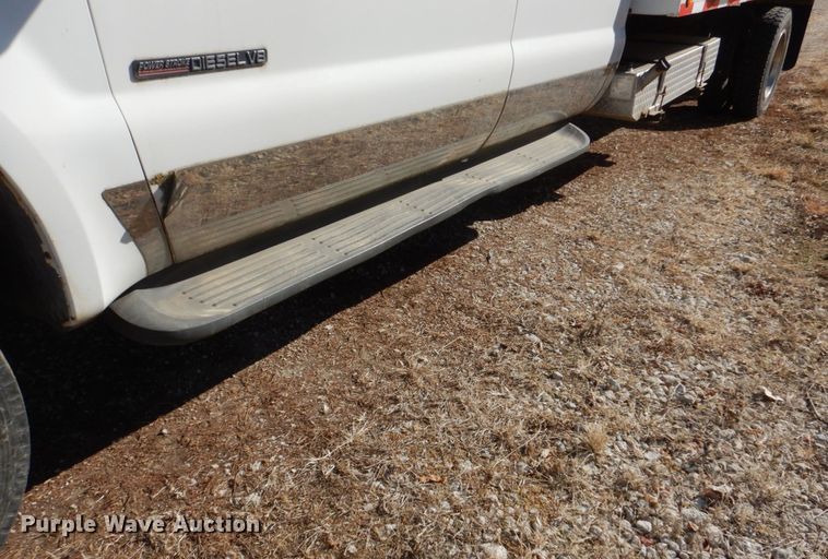 image for item JJ9308 2000 Ford F550 Super Duty XLT  flatbed truck