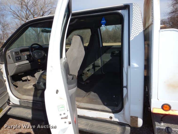 image for item JJ9308 2000 Ford F550 Super Duty XLT  flatbed truck