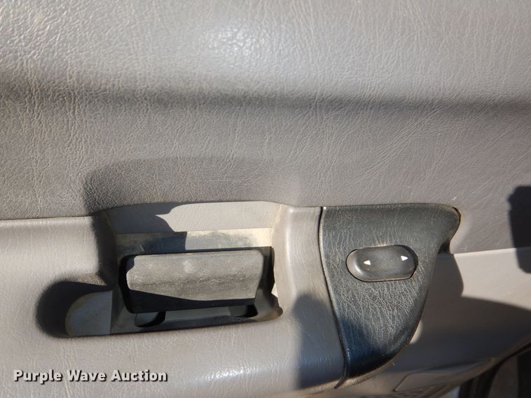 image for item JJ9308 2000 Ford F550 Super Duty XLT  flatbed truck