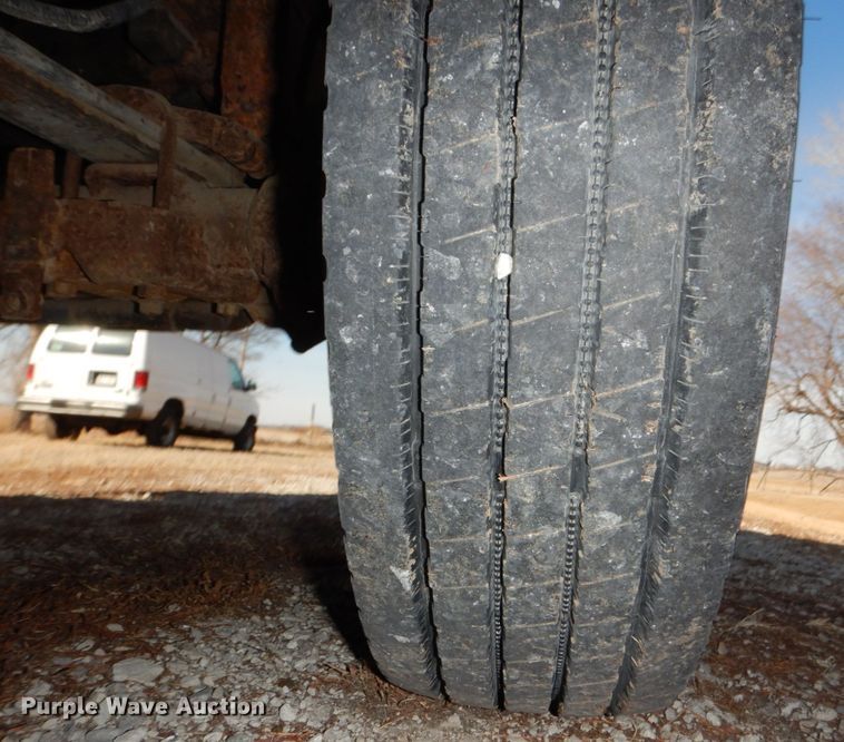 image for item JJ9308 2000 Ford F550 Super Duty XLT  flatbed truck