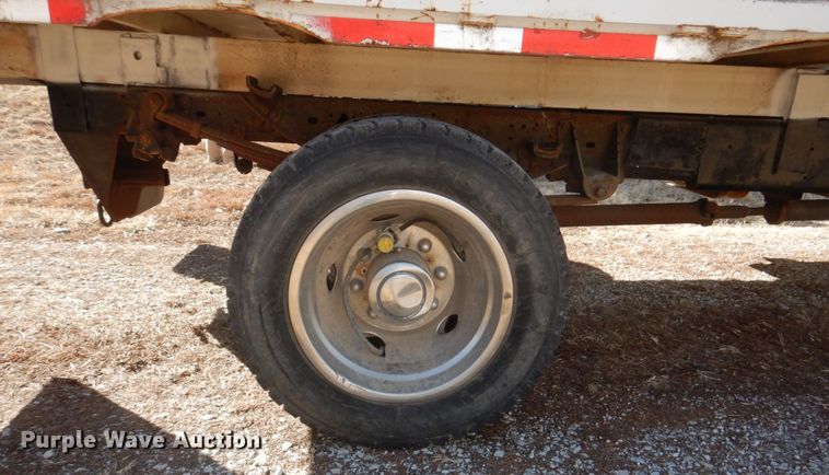 image for item JJ9308 2000 Ford F550 Super Duty XLT  flatbed truck