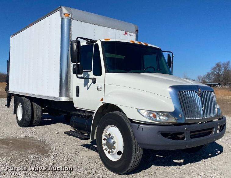 image for item JN9166 2006 International 4300  box truck