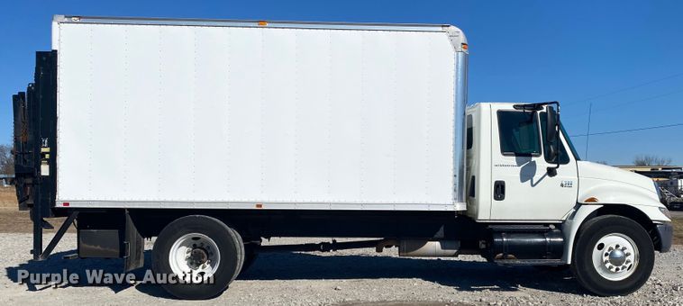 image for item JN9166 2006 International 4300  box truck
