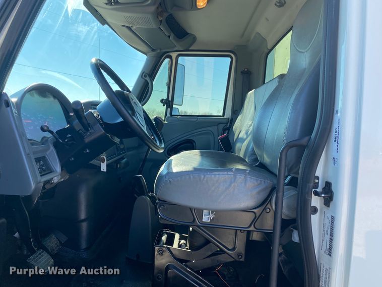 image for item JN9166 2006 International 4300  box truck