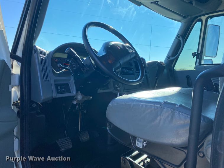 image for item JN9166 2006 International 4300  box truck