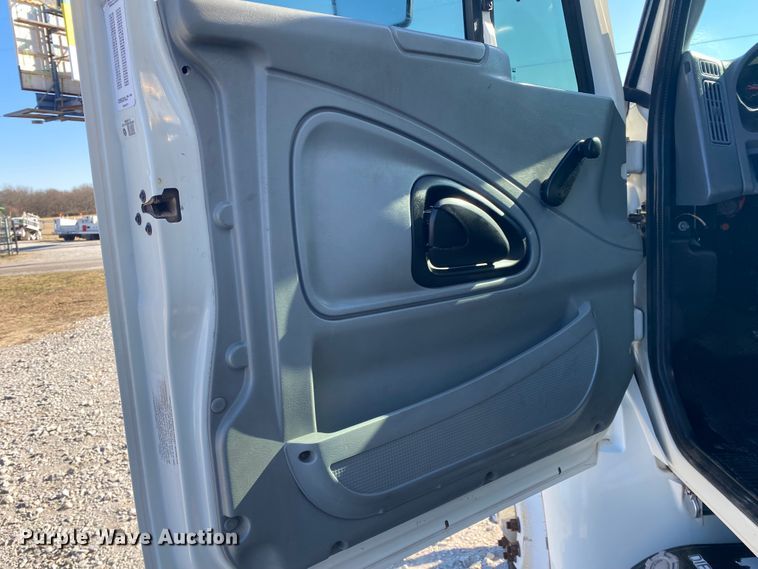 image for item JN9166 2006 International 4300  box truck