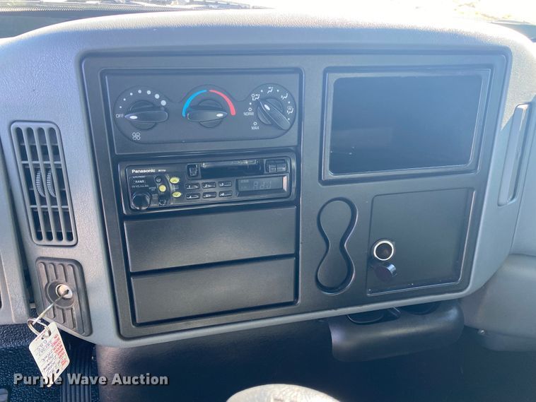 image for item JN9166 2006 International 4300  box truck