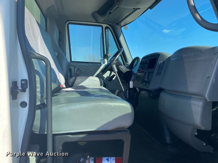 image for item JN9166 2006 International 4300  box truck