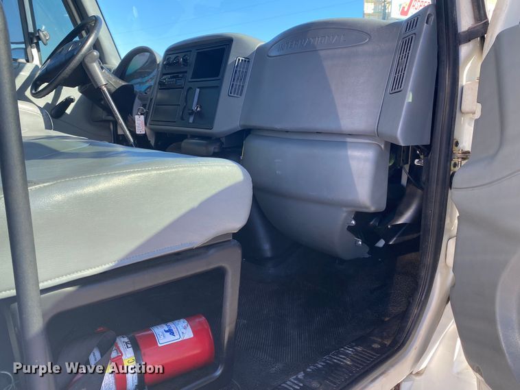 image for item JN9166 2006 International 4300  box truck