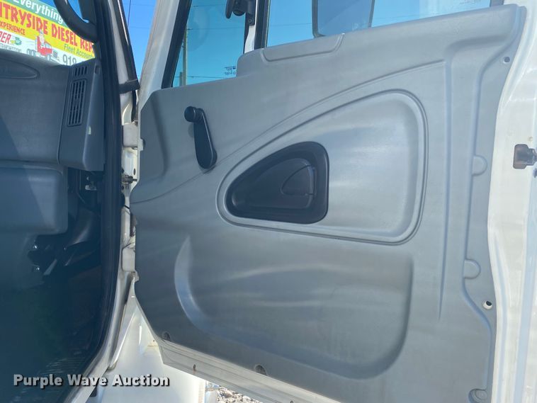 image for item JN9166 2006 International 4300  box truck