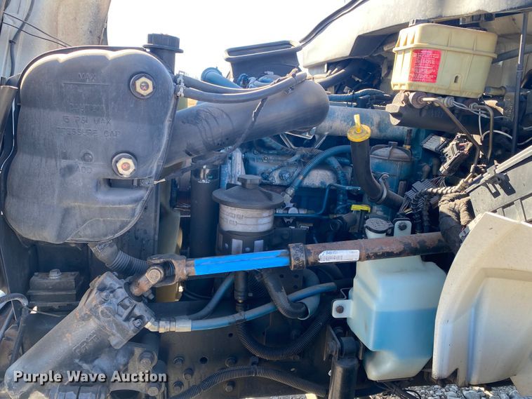 image for item JN9166 2006 International 4300  box truck