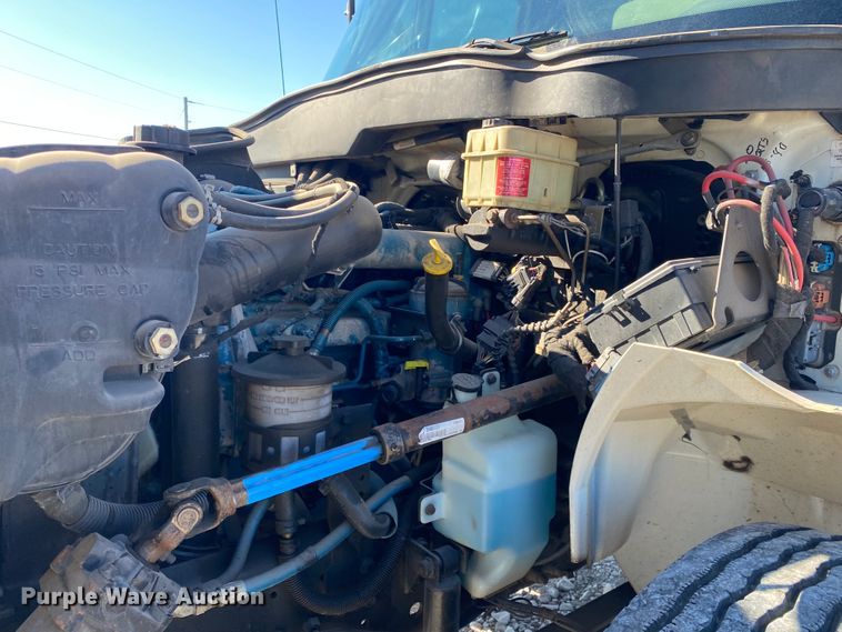 image for item JN9166 2006 International 4300  box truck