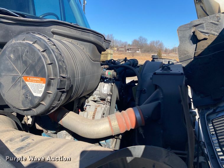 image for item JN9166 2006 International 4300  box truck