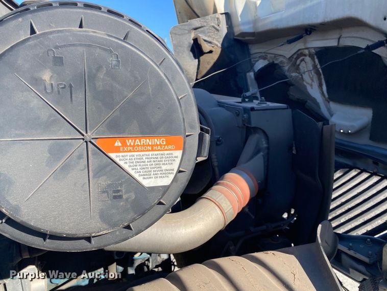 image for item JN9166 2006 International 4300  box truck