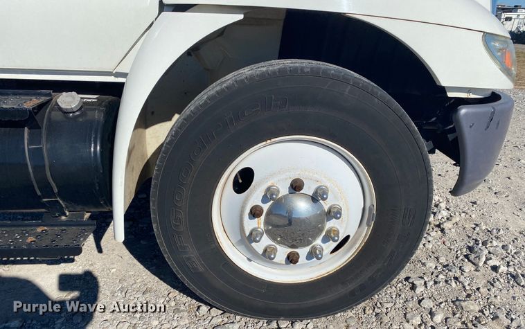 image for item JN9166 2006 International 4300  box truck