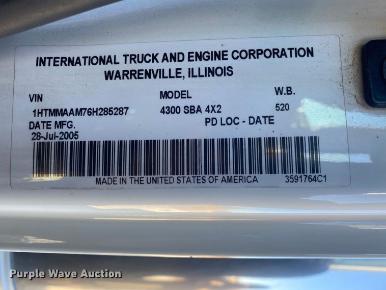 image for item JN9166 2006 International 4300  box truck