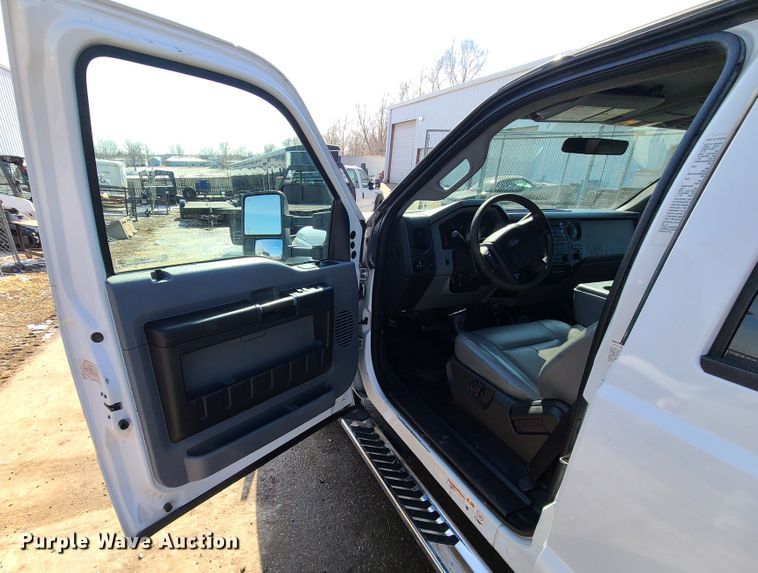 image for item KG9675 2012 Ford F550 Super Duty XL  Crew Cab flatbed truck