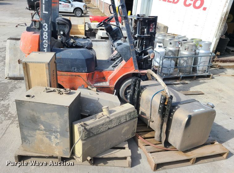 image for item KG9697 (4) fuel tanks