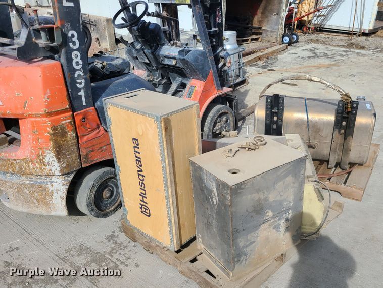 image for item KG9697 (4) fuel tanks