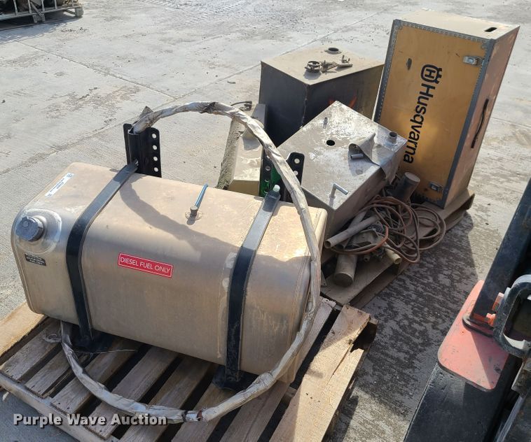 image for item KG9697 (4) fuel tanks