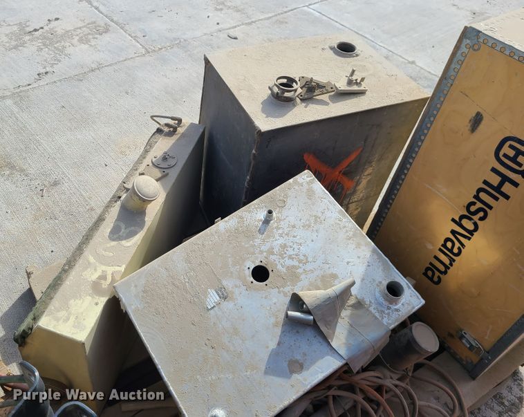 image for item KG9697 (4) fuel tanks