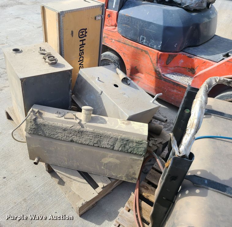 image for item KG9697 (4) fuel tanks