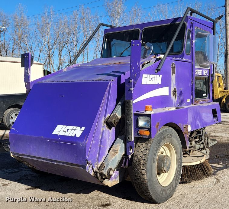 image for item KH9749 2004 Elgin Pelican Series P  street sweeper truck