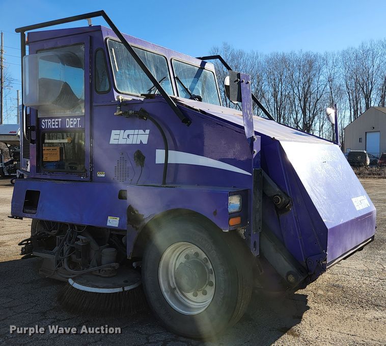 image for item KH9749 2004 Elgin Pelican Series P  street sweeper truck