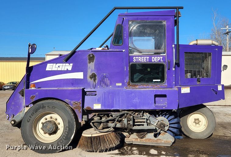 image for item KH9749 2004 Elgin Pelican Series P  street sweeper truck