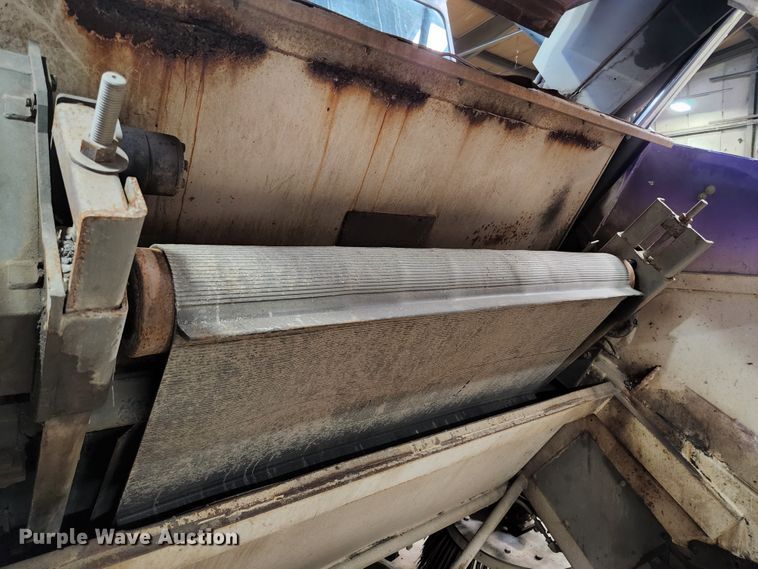 image for item KH9749 2004 Elgin Pelican Series P  street sweeper truck