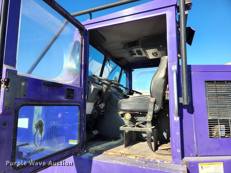 image for item KH9749 2004 Elgin Pelican Series P  street sweeper truck