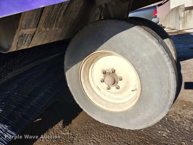 image for item KH9749 2004 Elgin Pelican Series P  street sweeper truck